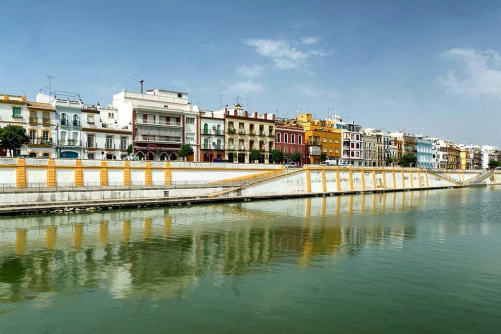 Luminoso A Pies Del Puente De Triana