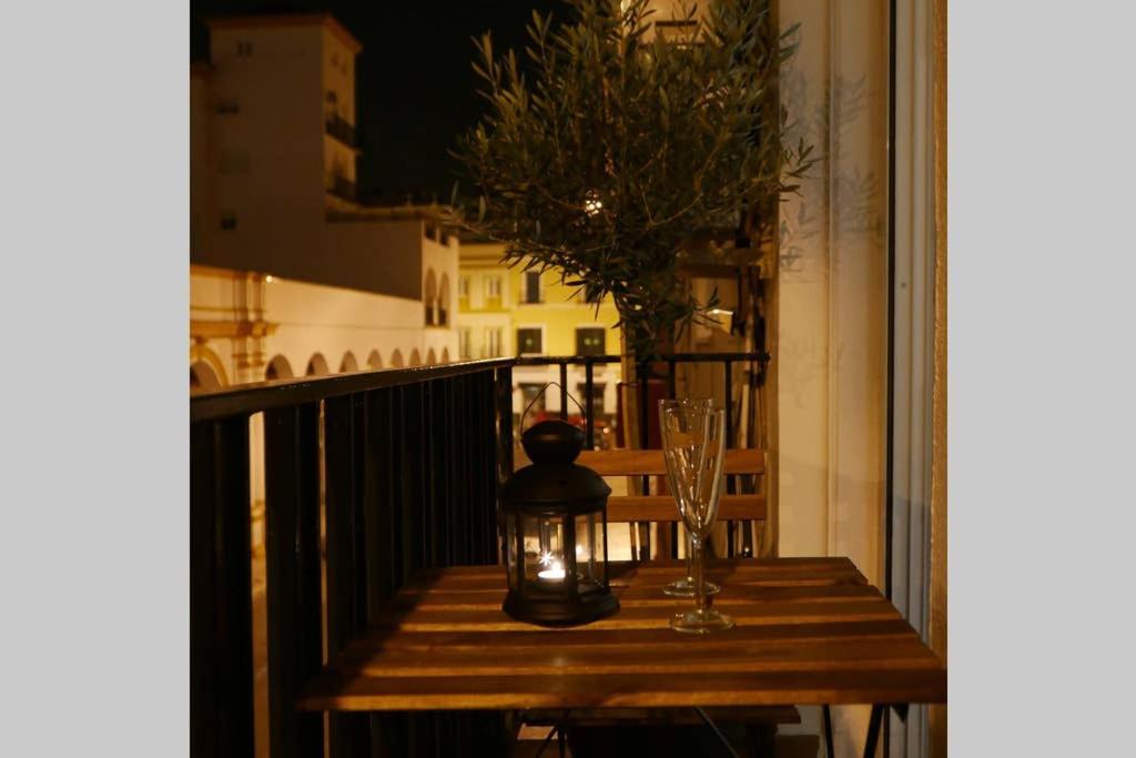 Ad32 Luminoso A Pies Del Puente De Triana Siviglia